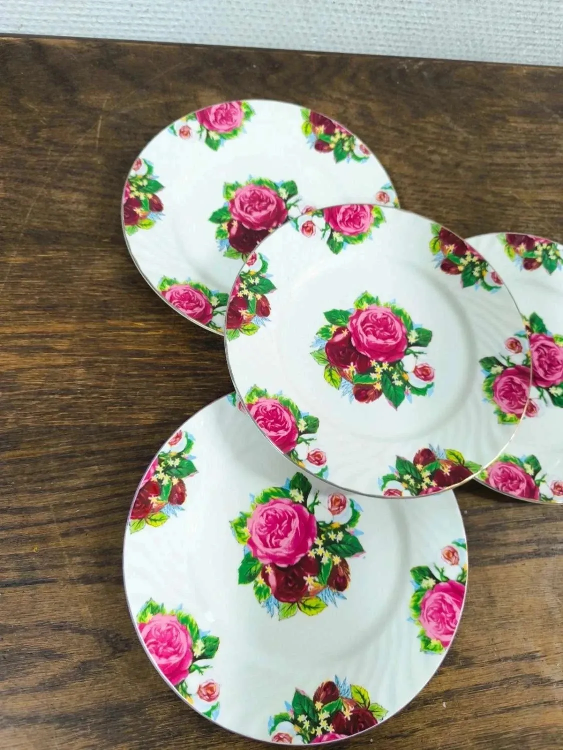 Set of 4 vintage-style pink floral plates (V2)
