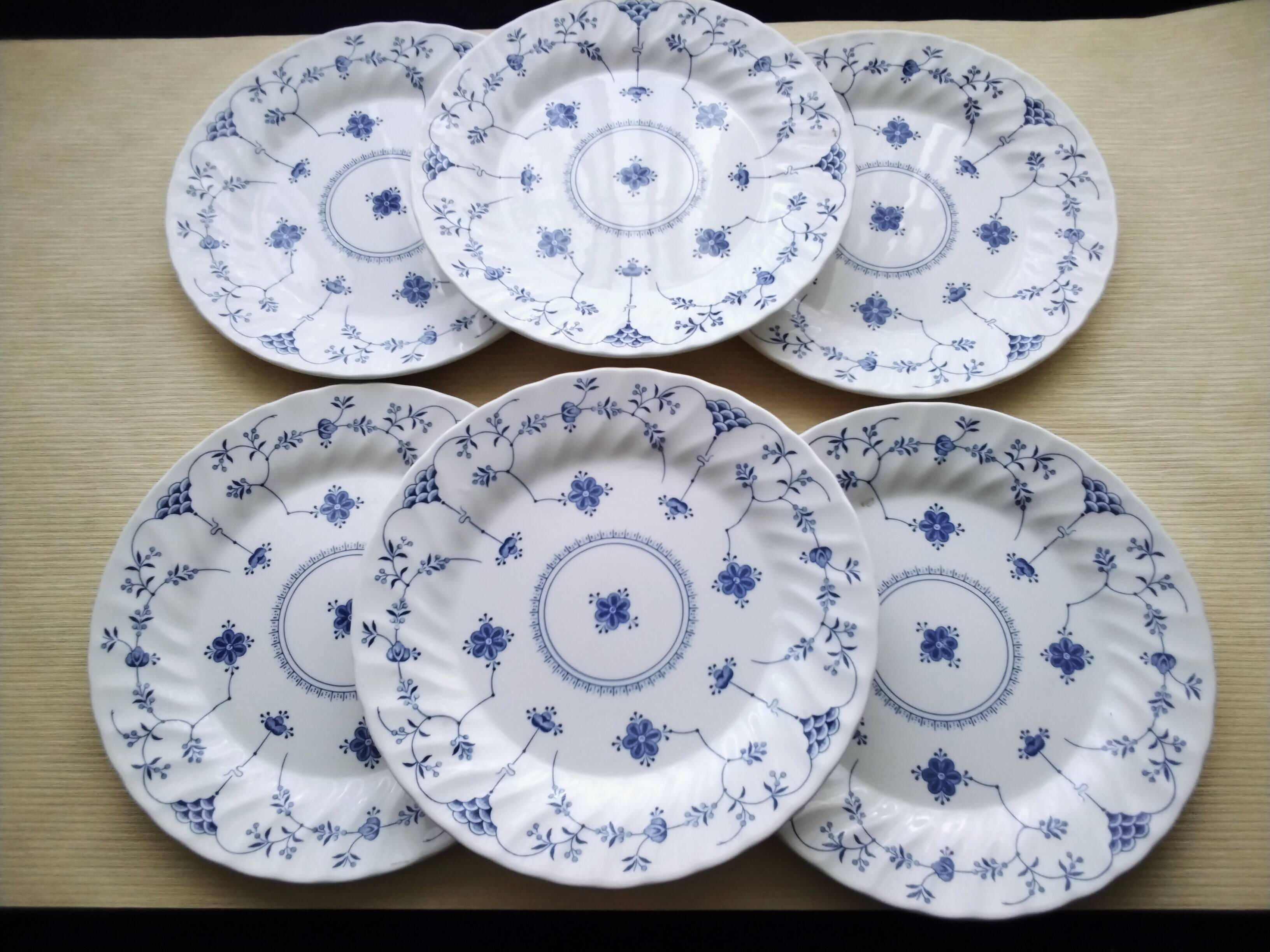 6 Queens English porcelain dinner plates