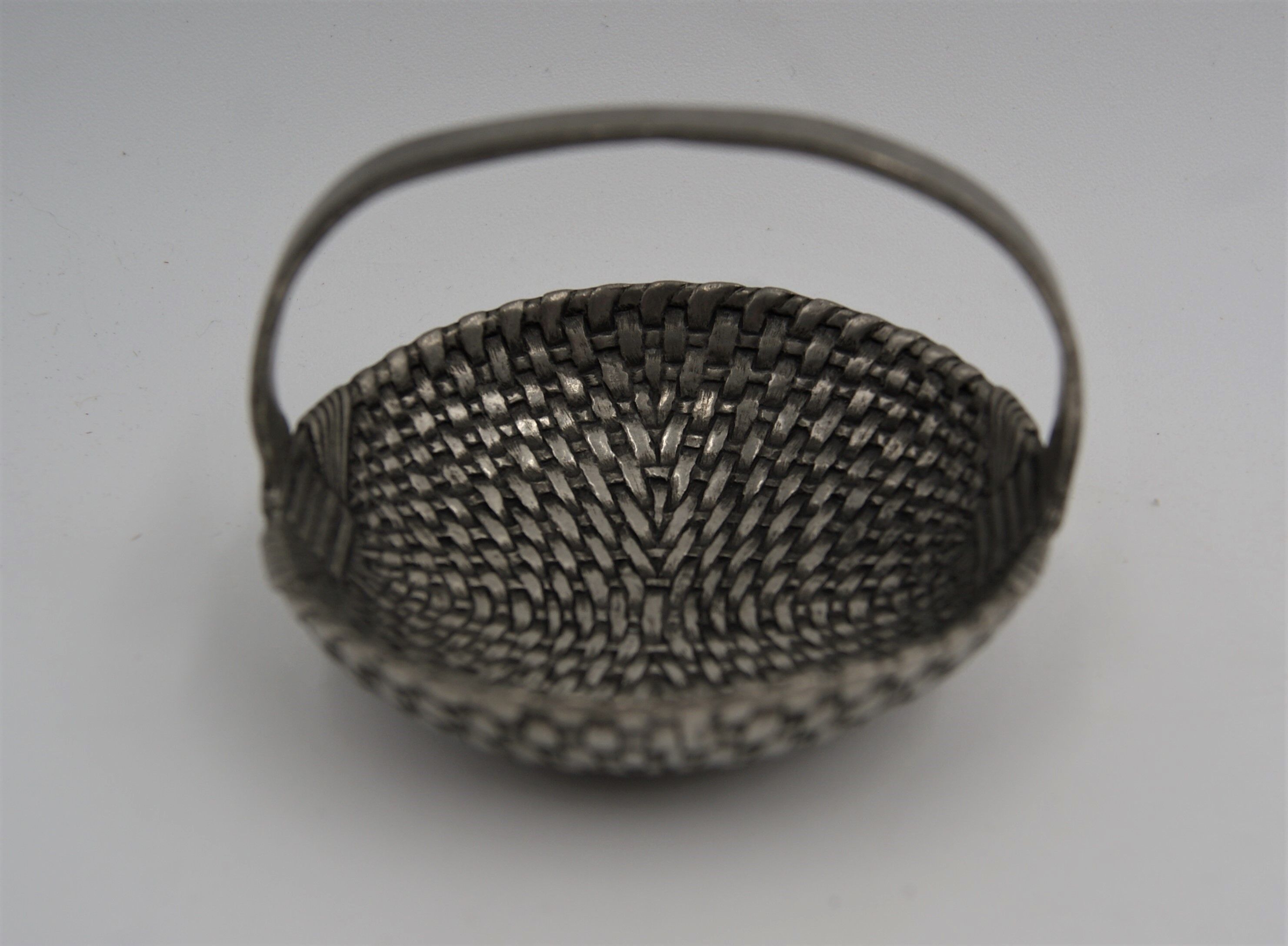 Basket tin braided deco vintage table