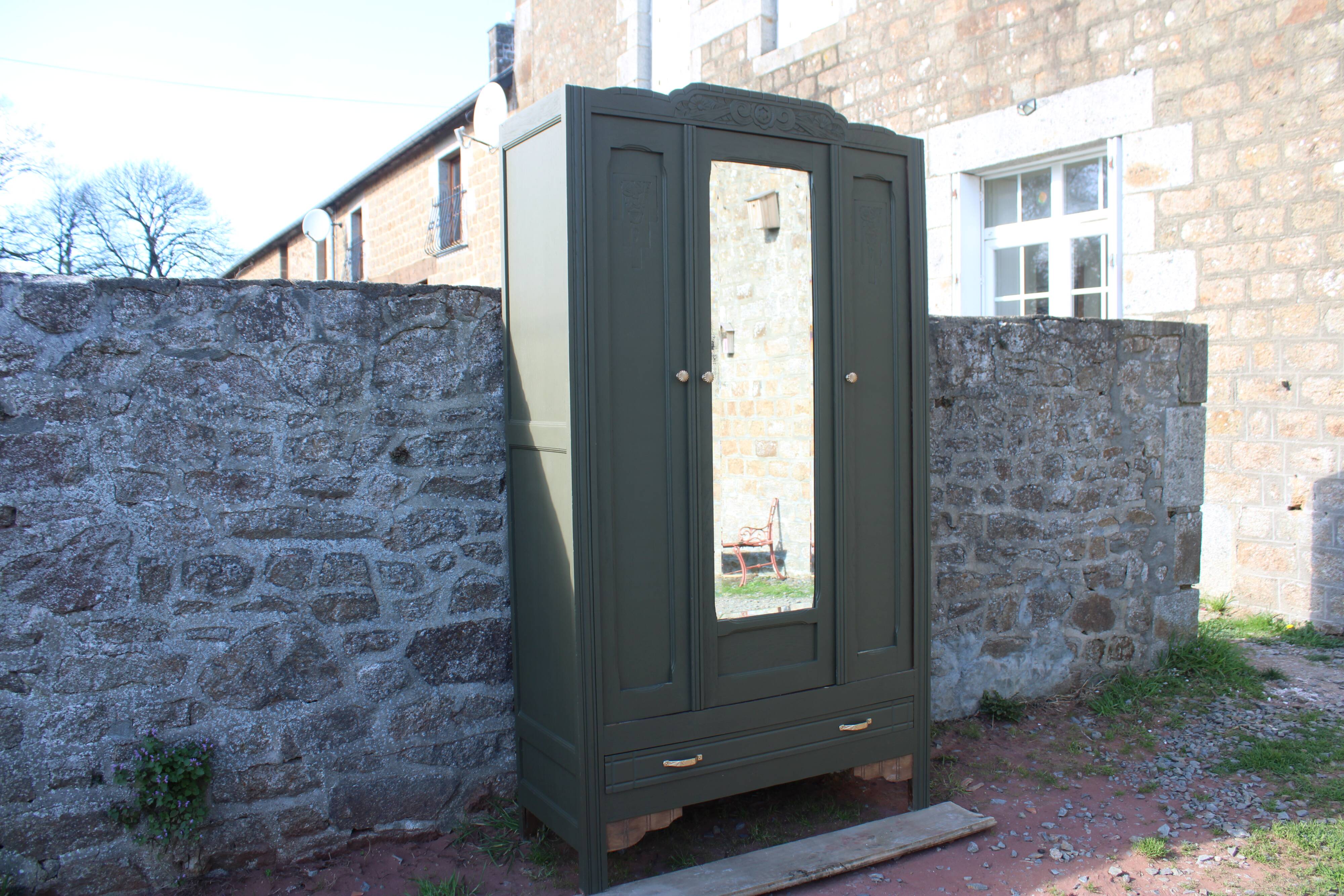 Art Deco wardrobe with three doors – Kaki Barda (Liberon)