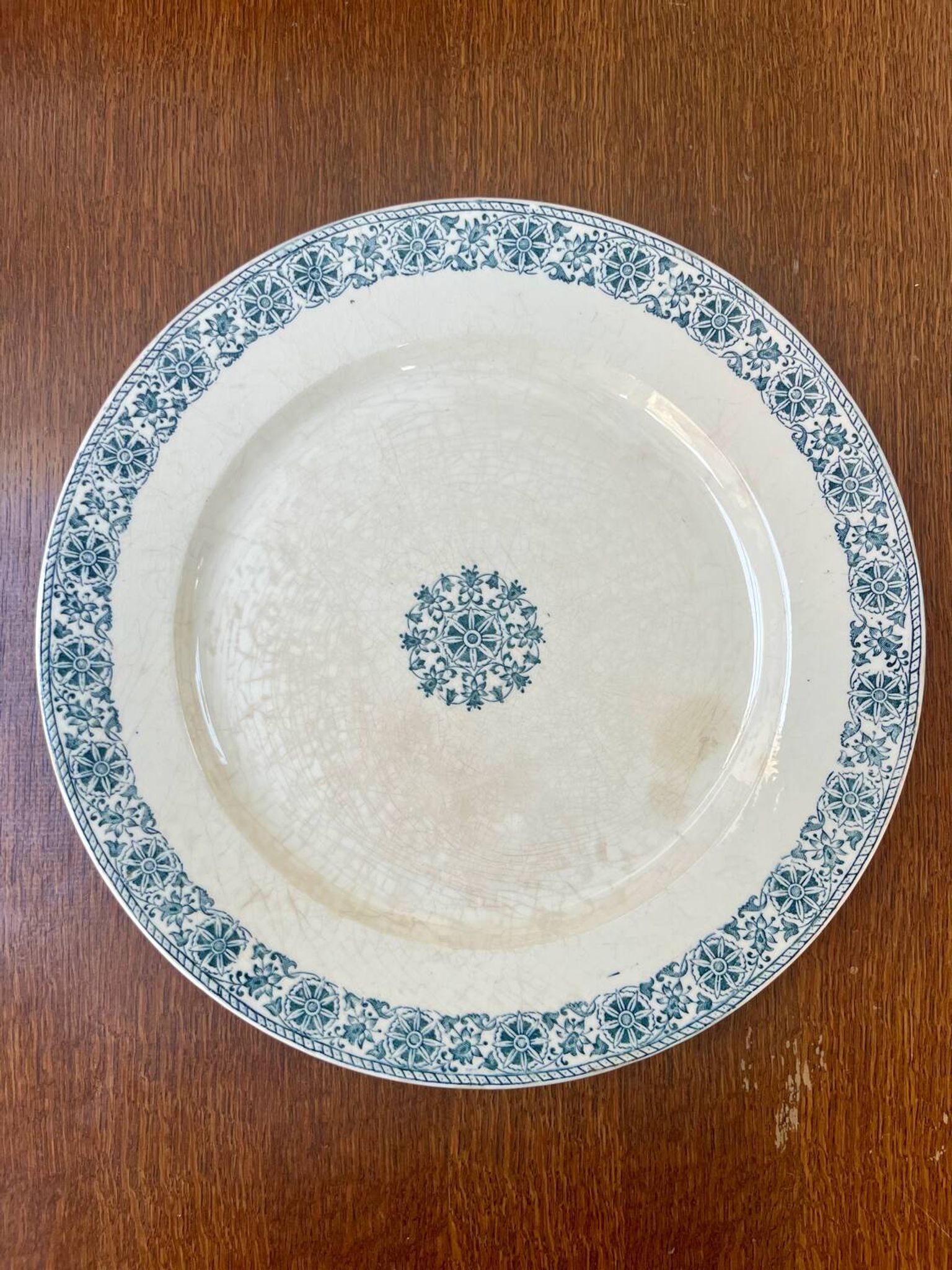 Plat ancien en terre de fer Gien, modèle Arabesque