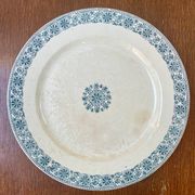Plat ancien en terre de fer Gien, modèle Arabesque