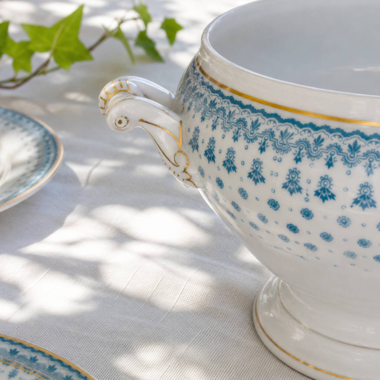 Large salad bowl from 1909 in porcelain by Oscar Shaller, blue and gold.