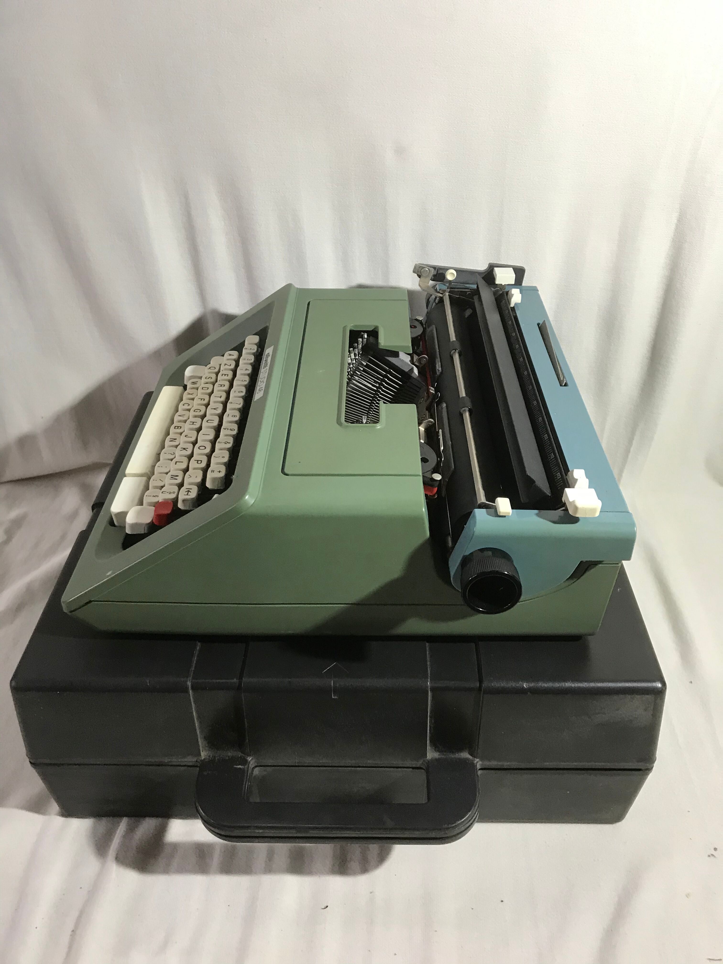 Former Olivetti studio 48 metal writing machine - vintage black malle
