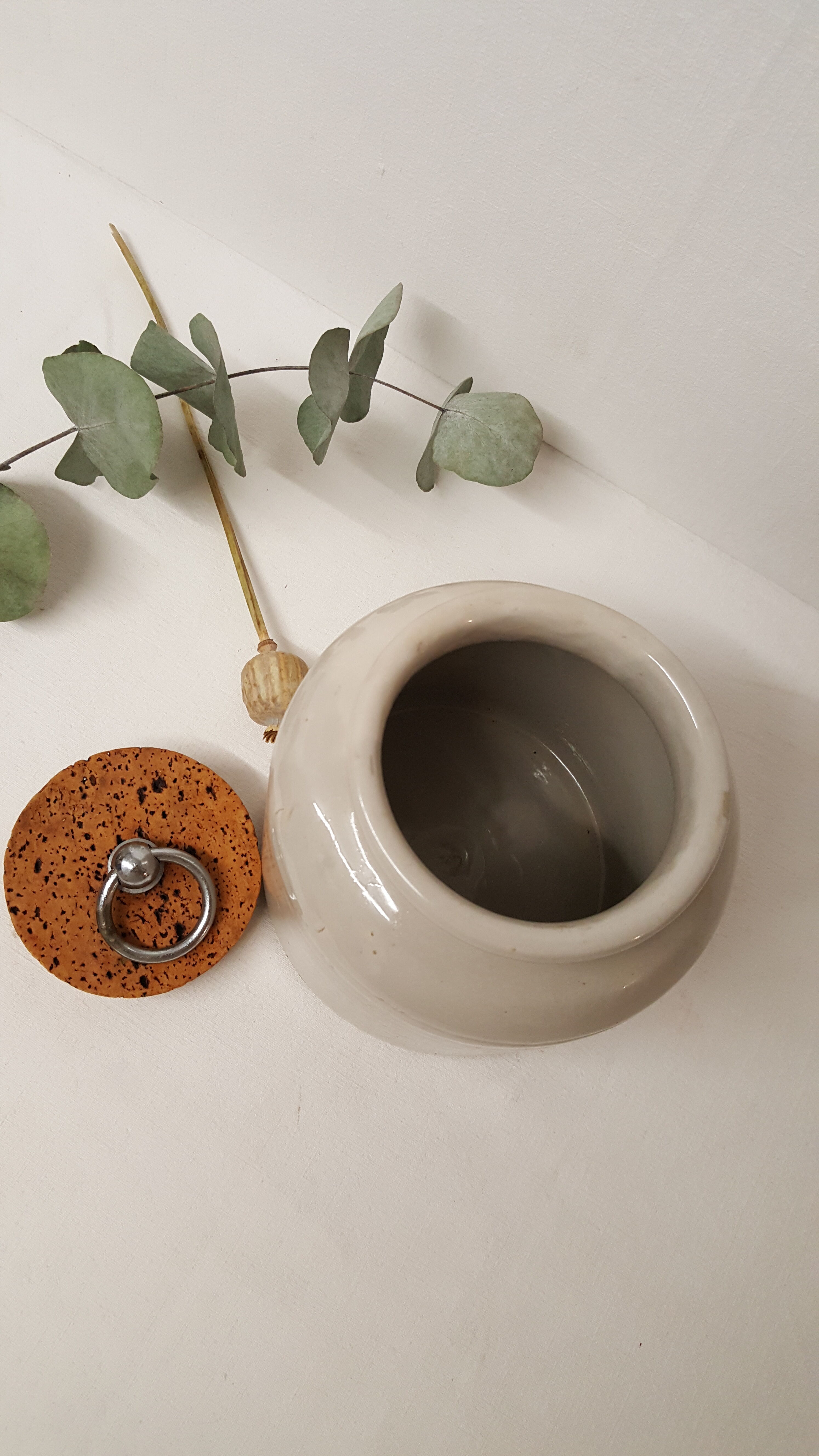 Sandstone pot with lid