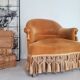 Fauteuil crapaud en velours jaune doré