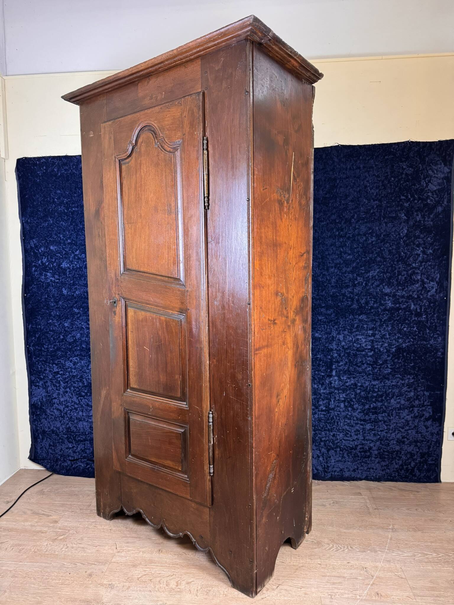 old Ardèche bonnet maker in solid walnut, Louis XIV period, circa 1680