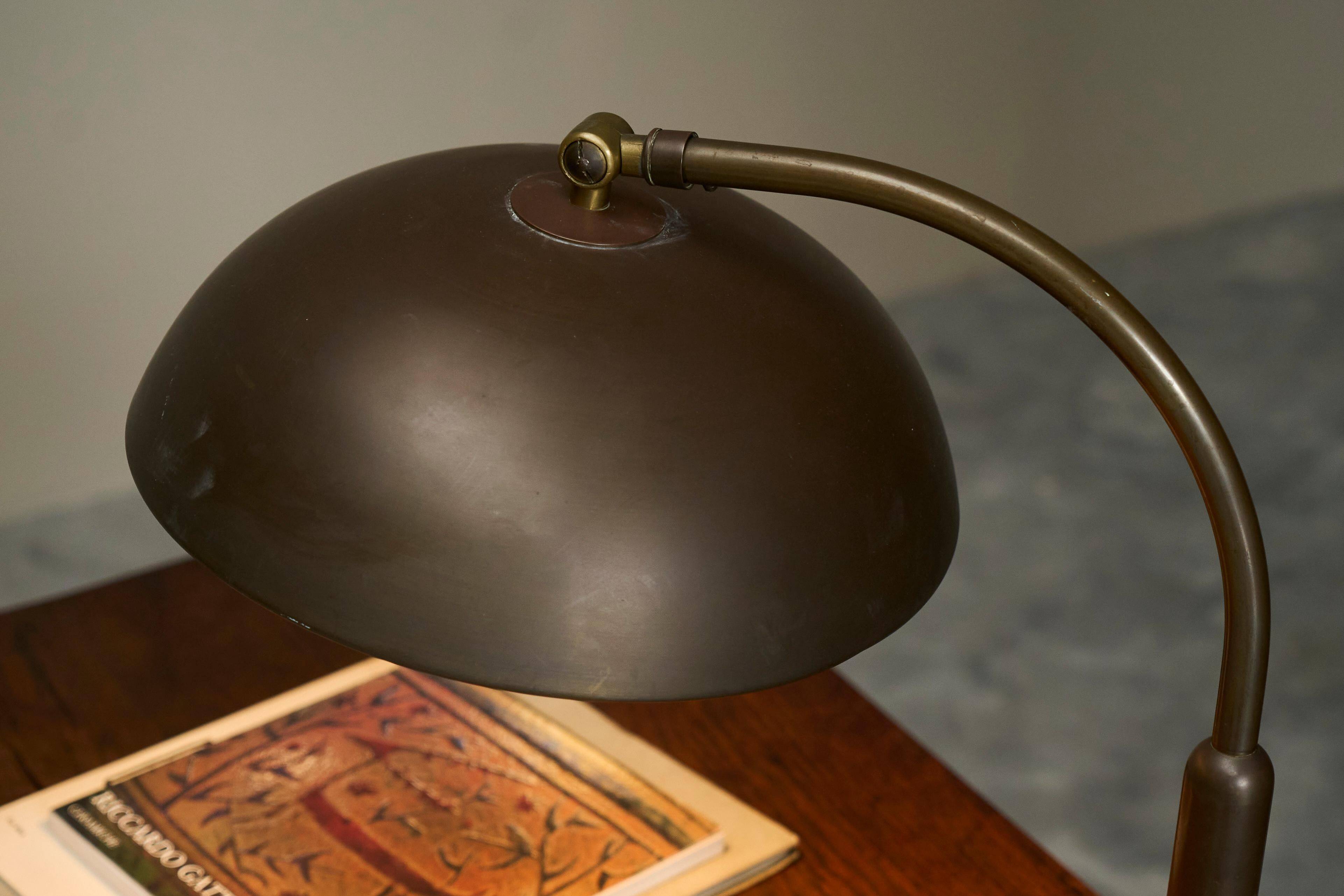Modernist desk lamp in patinated brass from the 1930s.