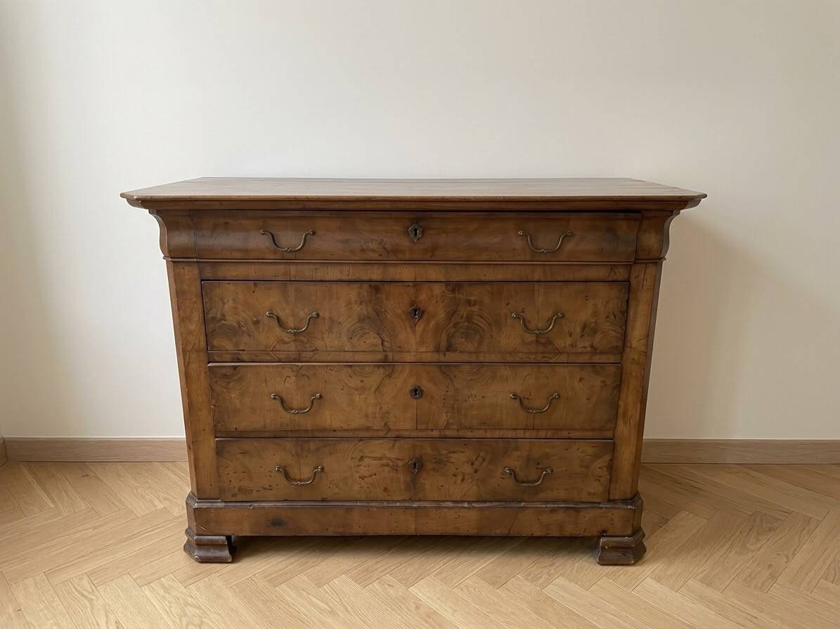 Antique chest of drawers with 4 solid wood drawers from the late 19th century.