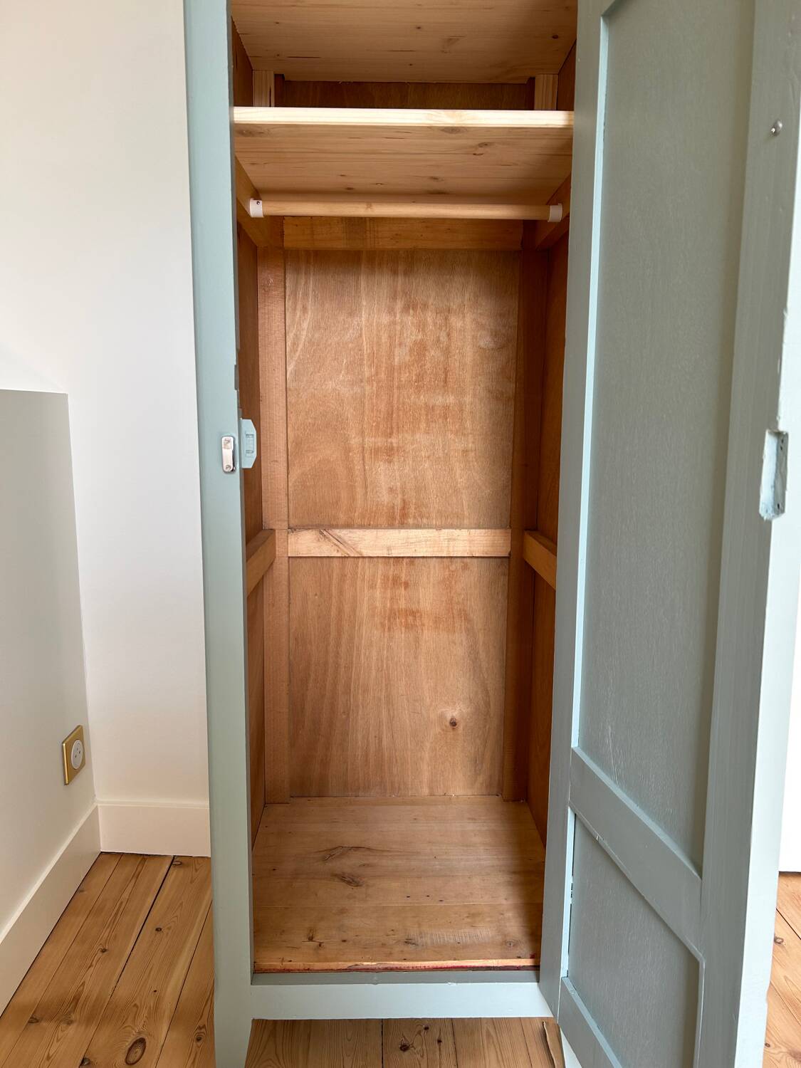 1-door wardrobe / locker room revisited in Almond (Resource)