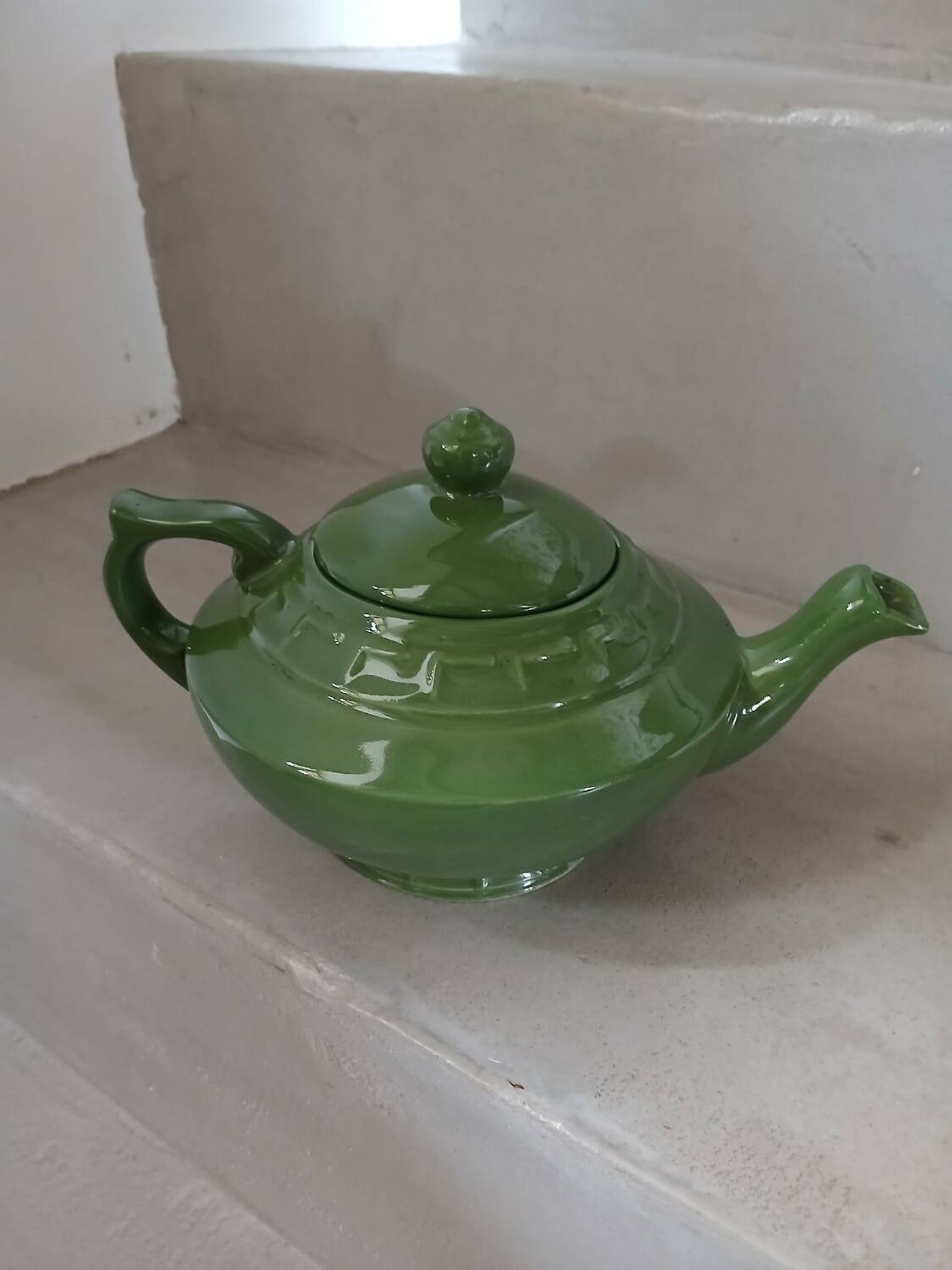 Théière verte en faïence