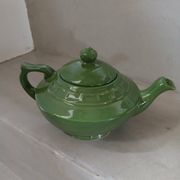 Théière verte en faïence