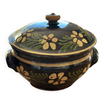 Antique soup tureen country style