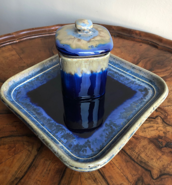 Pots et plat en céramique bleus