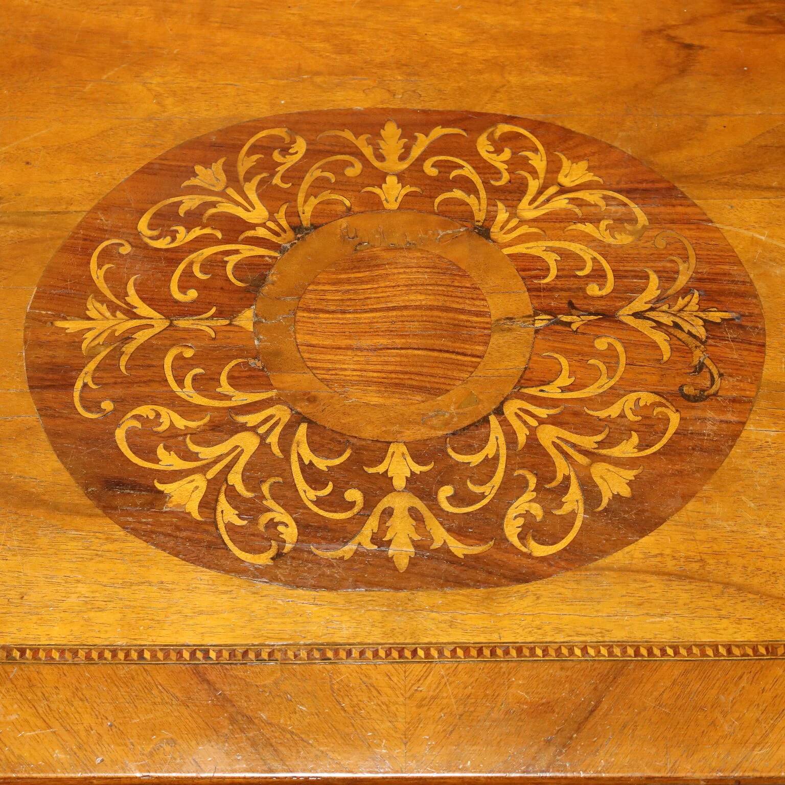 Walnut commode with central marquetry - Early 20th century