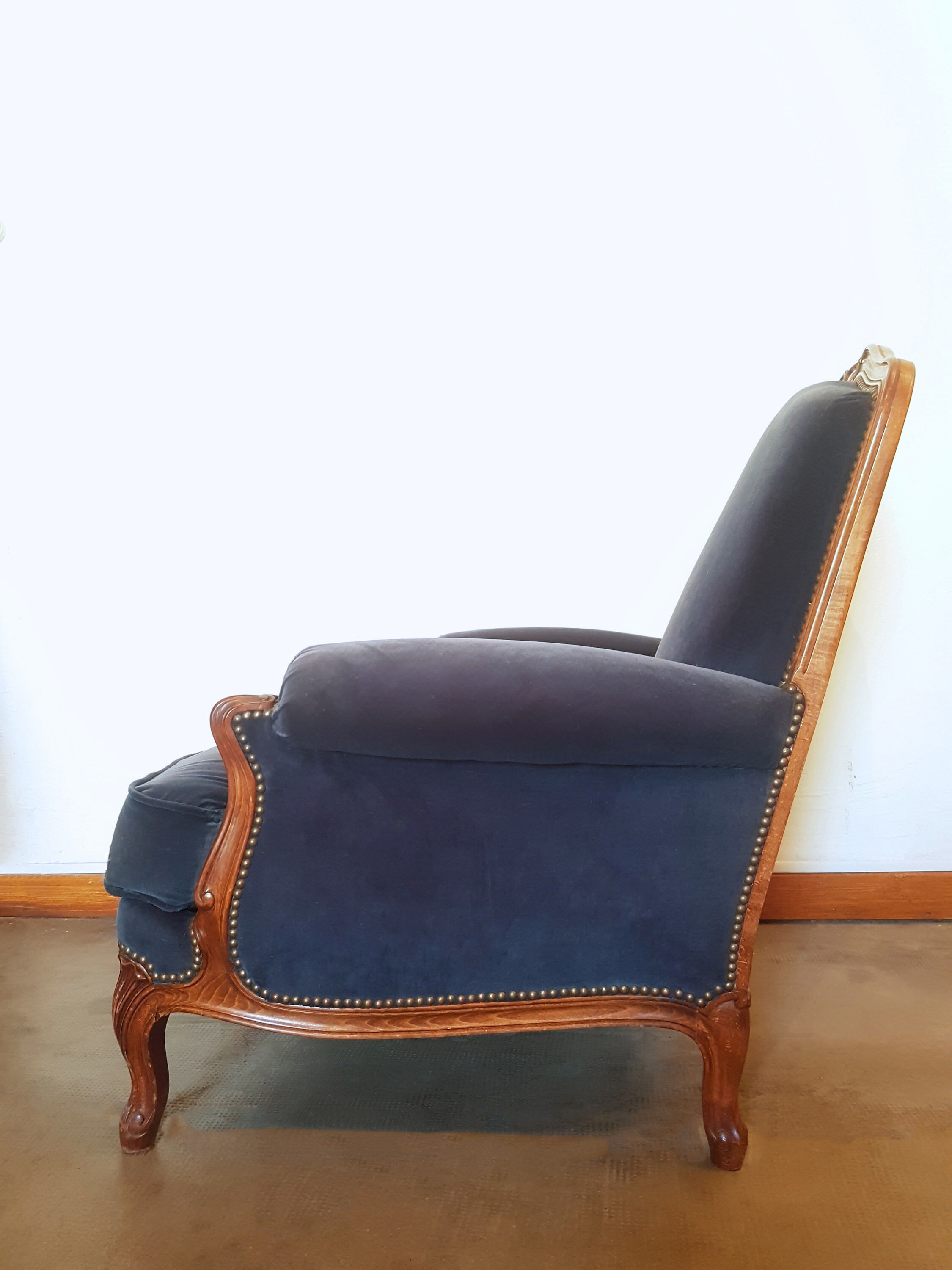 Paire de fauteuils bergères en velour bleu