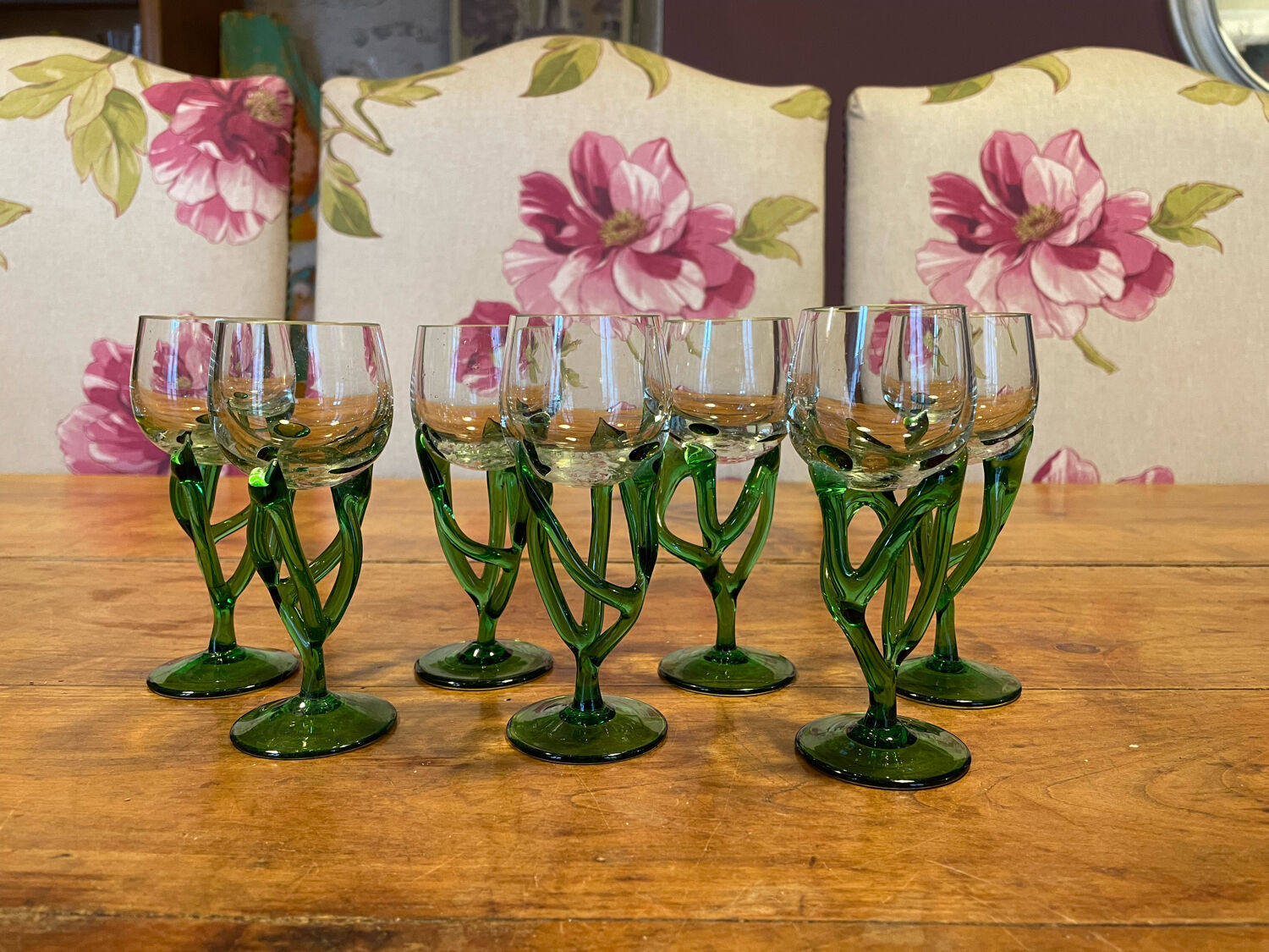 Ensemble de 7 verres à pied d’inspiration alsacienne