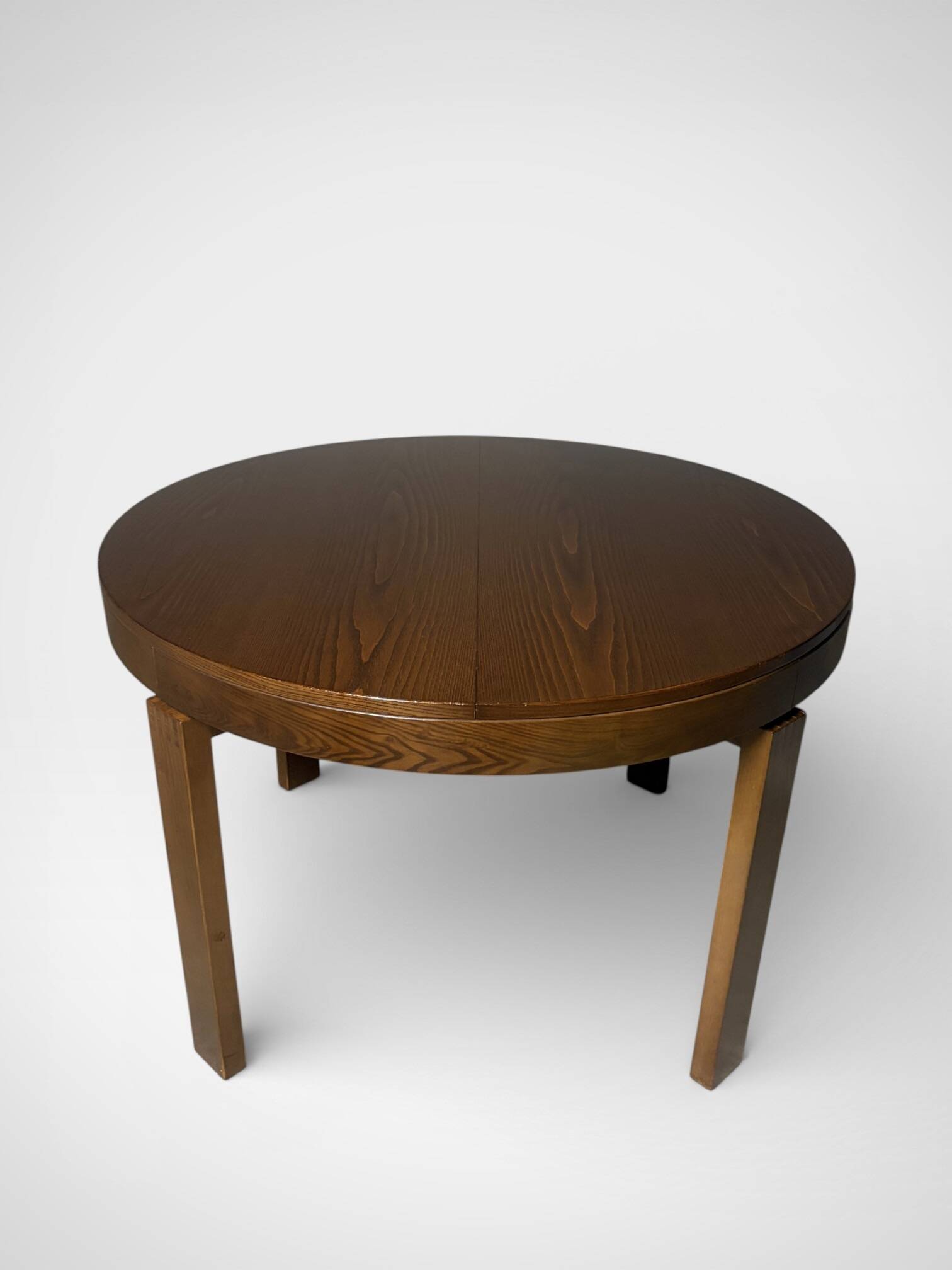 round brutalist extendable dining table from the 60s/70s