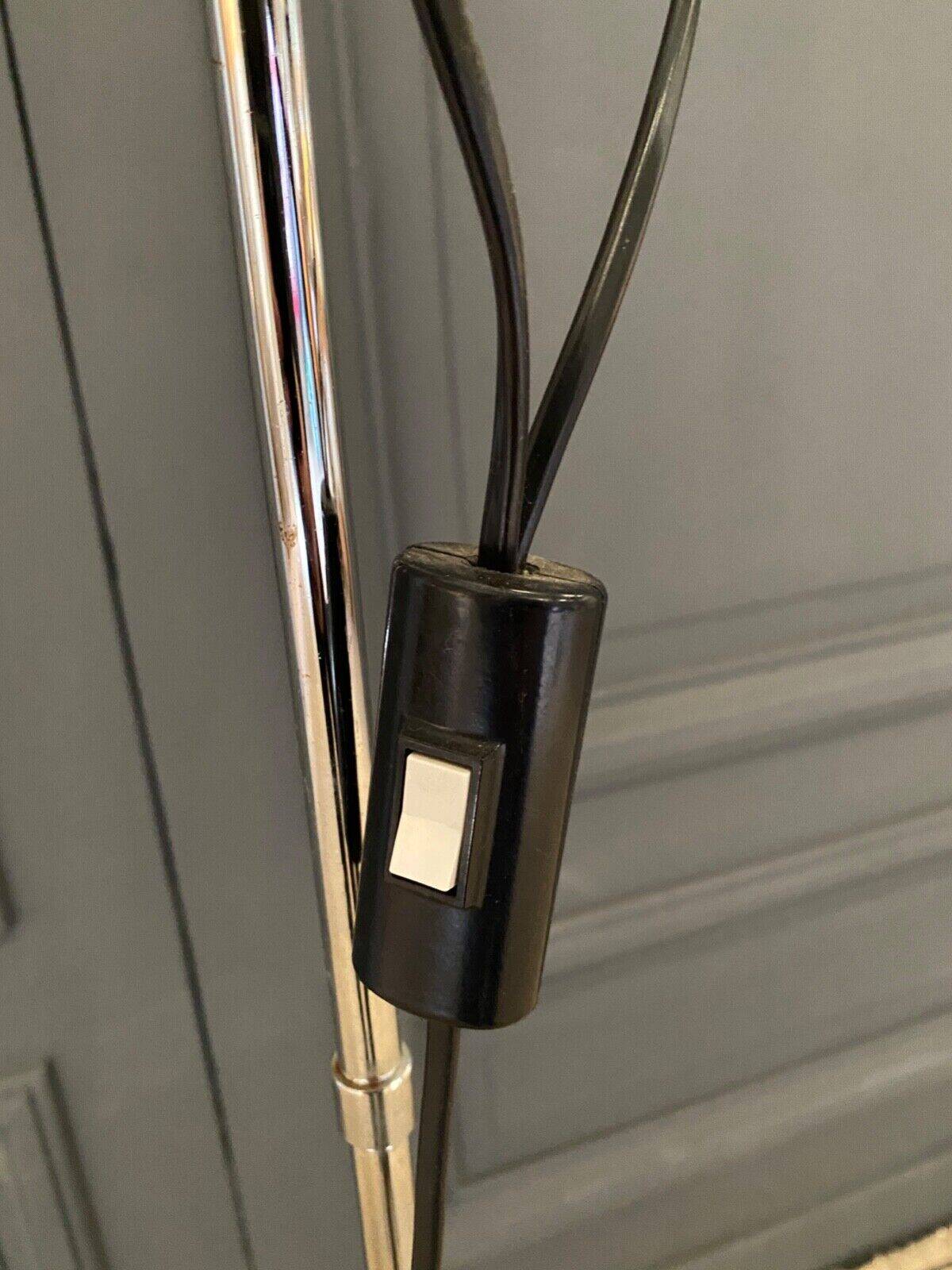 Lampadaire réglable en métal chromé sur pied noir 1970