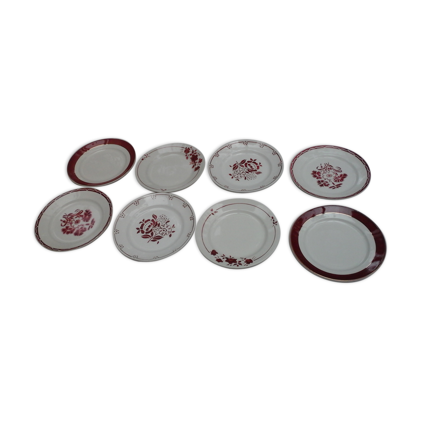 Assortment of 8 red dinner plates