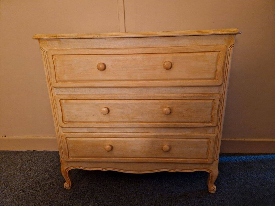 Louis XV / Provençal style chest of drawers – 3 drawers – Light patina (Ivory and Honey)