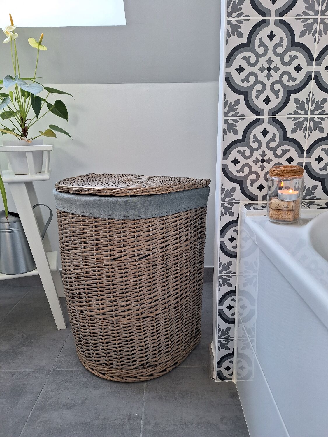 Wicker laundry basket