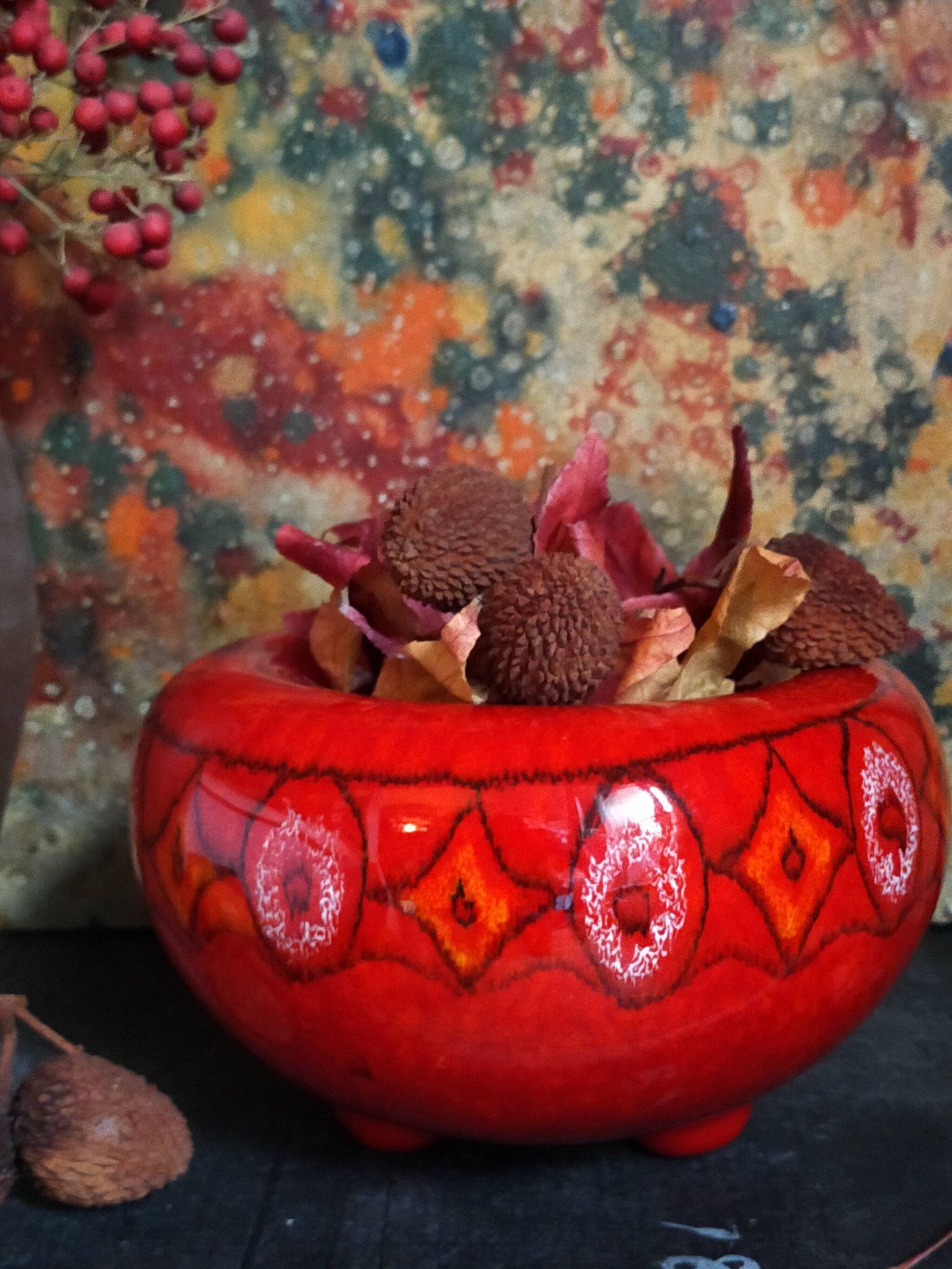 Vase tripode céramique à l'émail rouge vif vintage