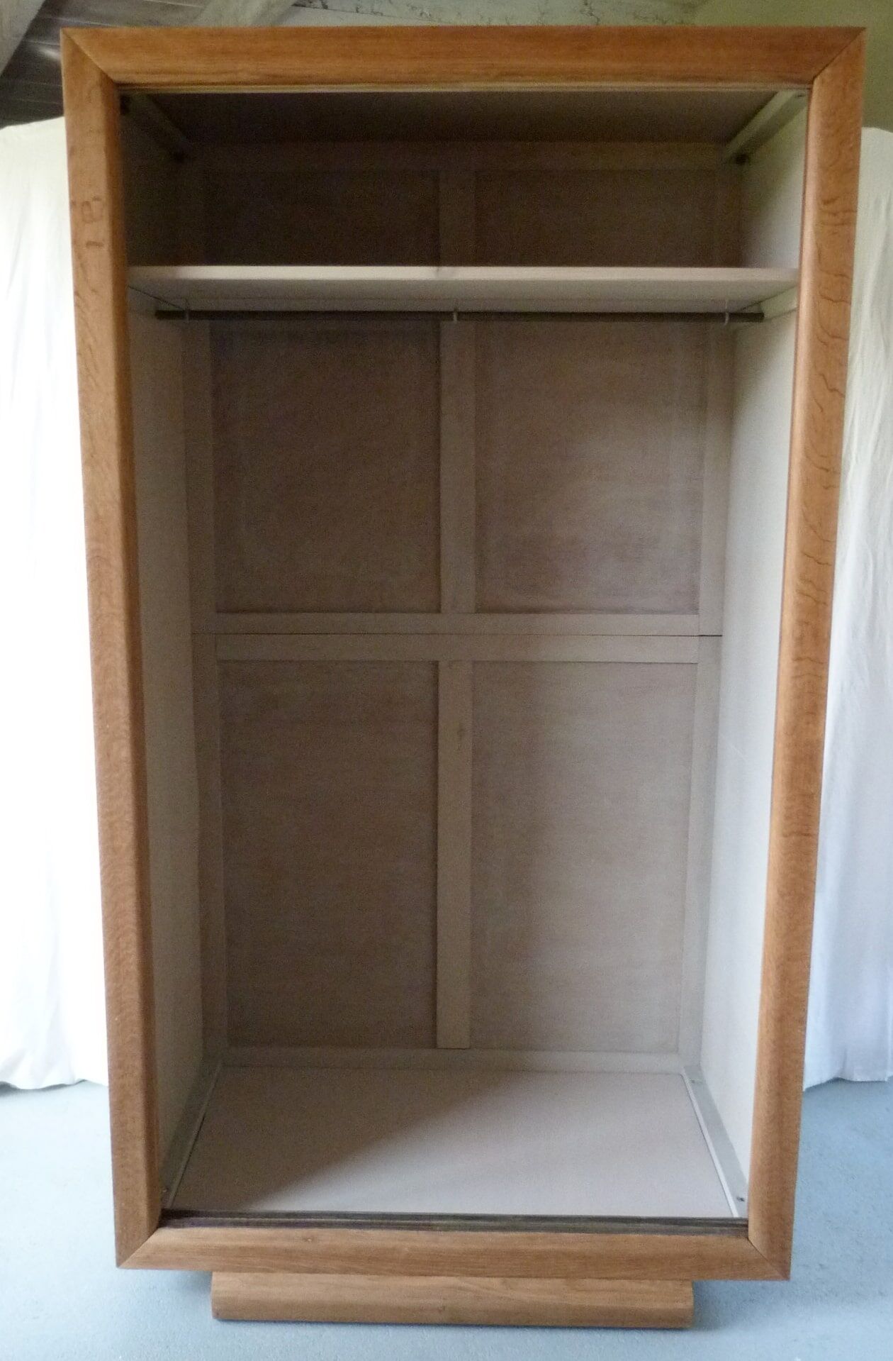 Art deco sliding door cabinet