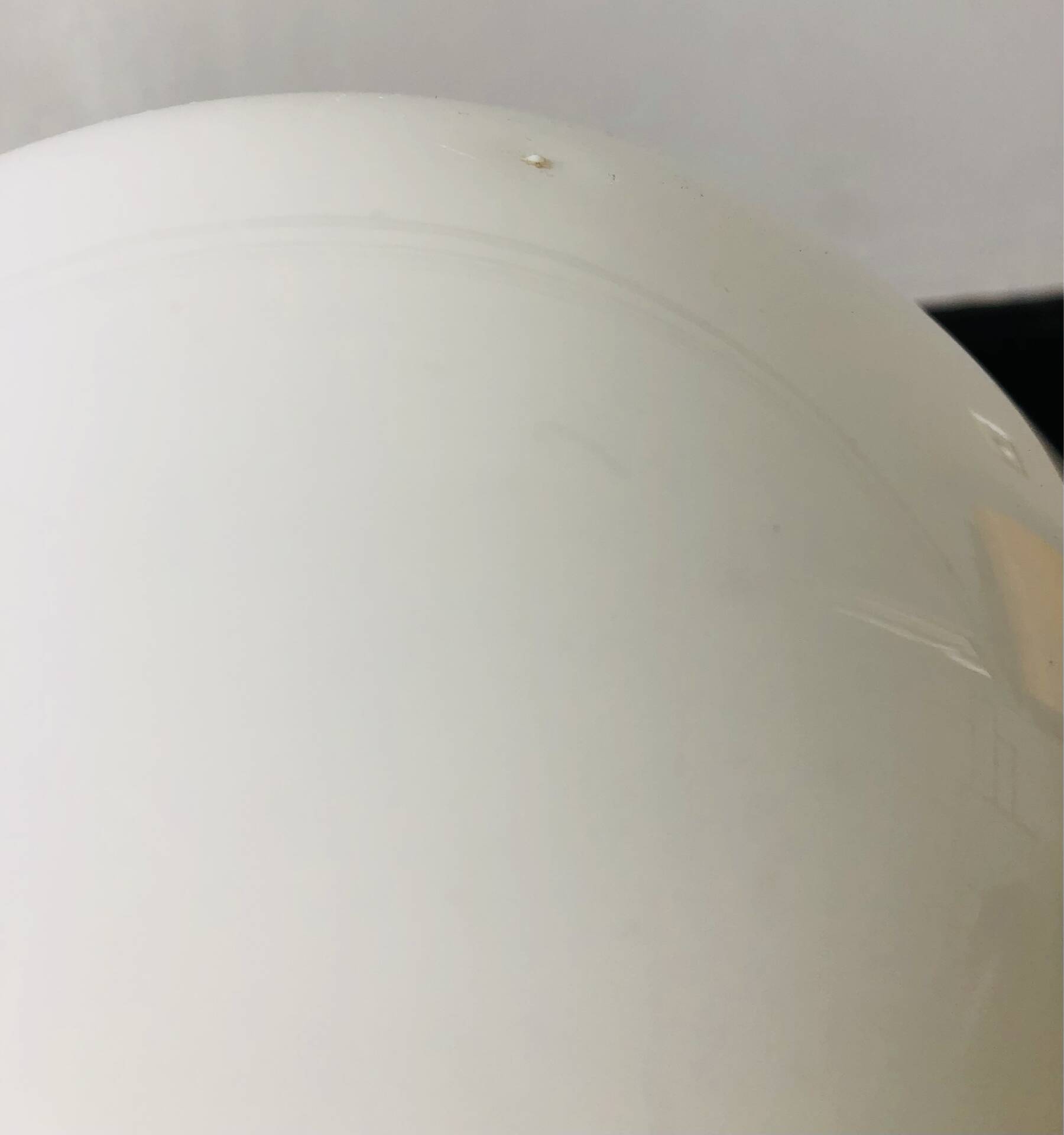 Lame en fer forgé artisanale et globe en opaline blanche