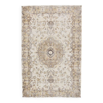 Vintage Turkish rug in beige and brown with floral medallion, 192 × 294 cm