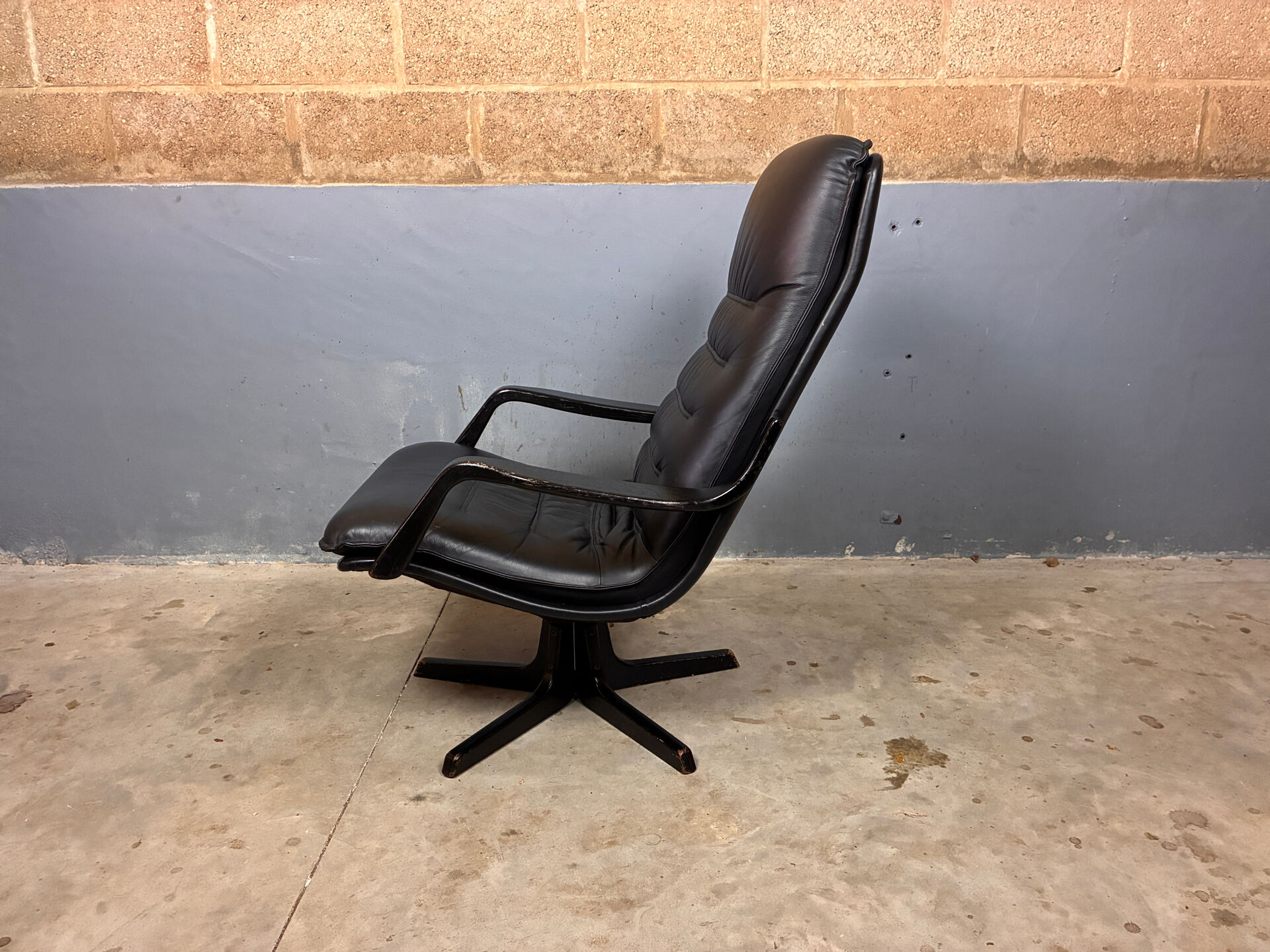 Danish Design Berg C90 Swivel armchair Leather