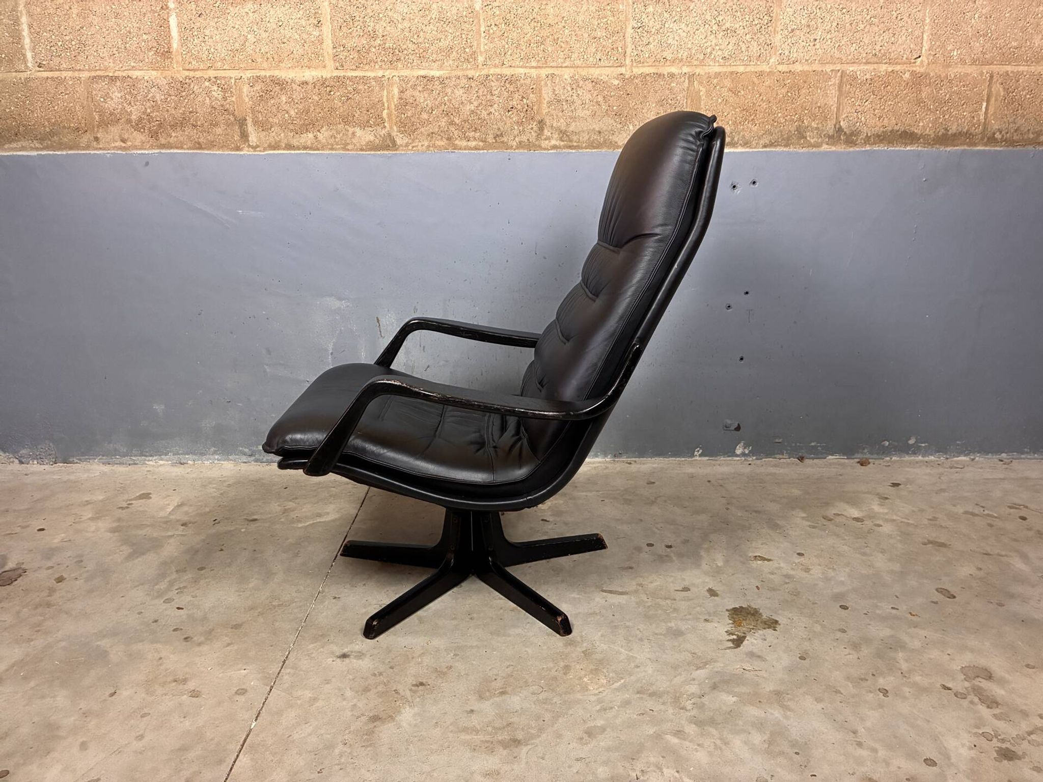 Fauteuil pivotant en cuir Danish Design Berg C90