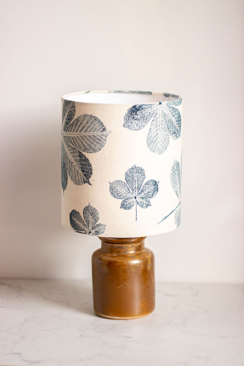 Lampe pot à moutarde en grès, motif feuilles de Maronnier