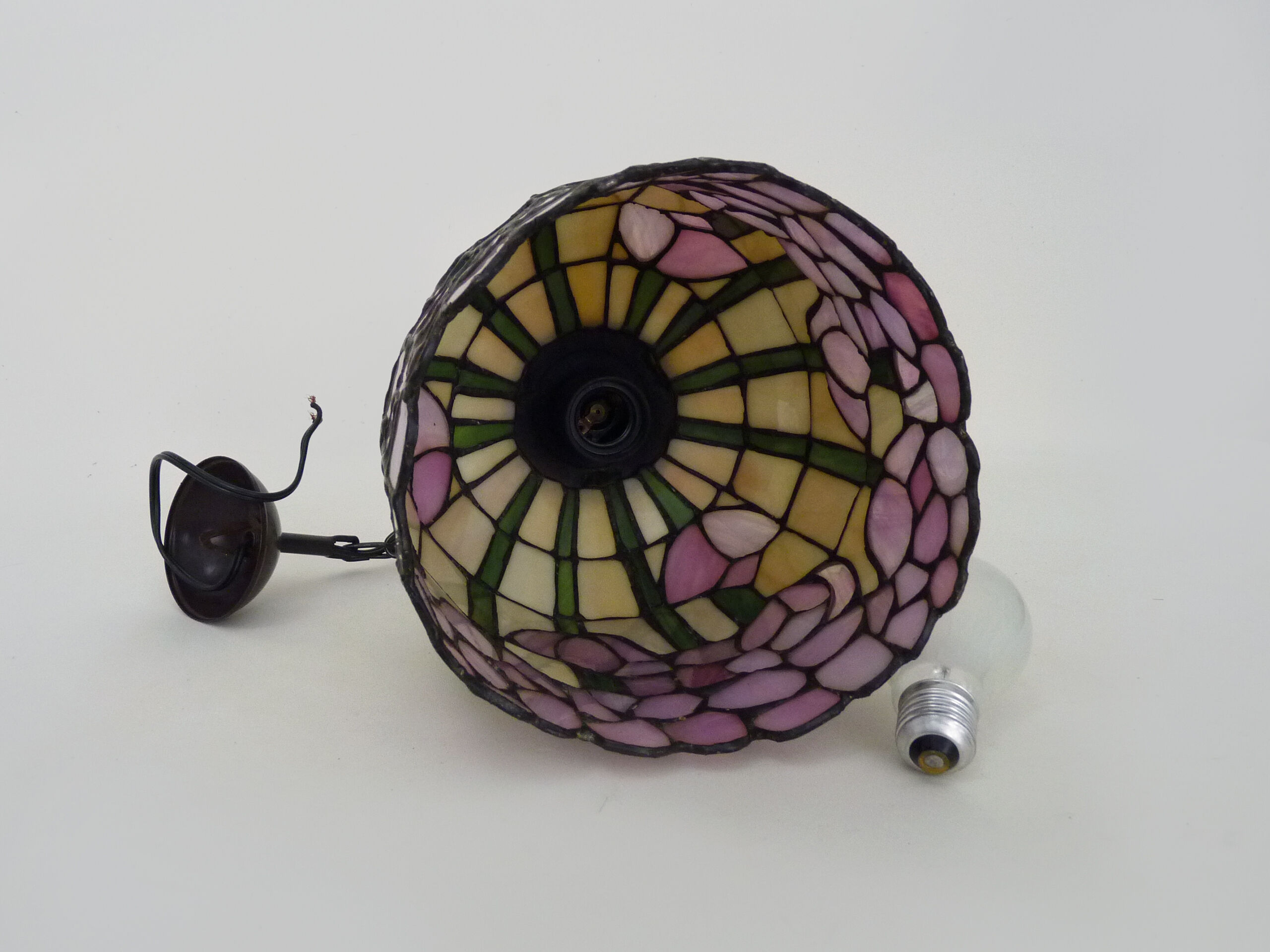 Tiffany pendant lamp in glass paste with floral decoration.