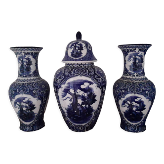 Potiche et ses deux vases bleu delfts