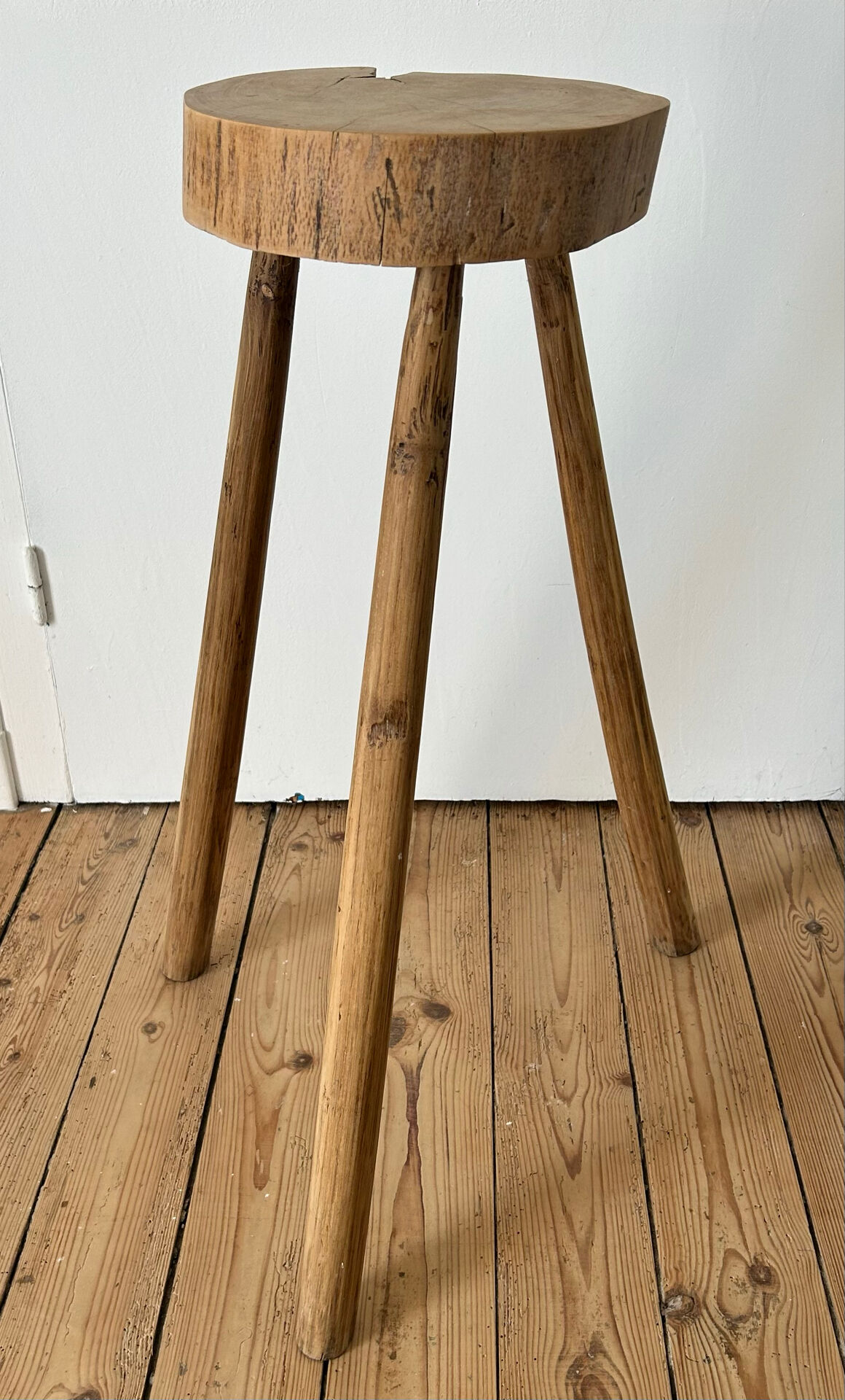 Tabouret tripode haut