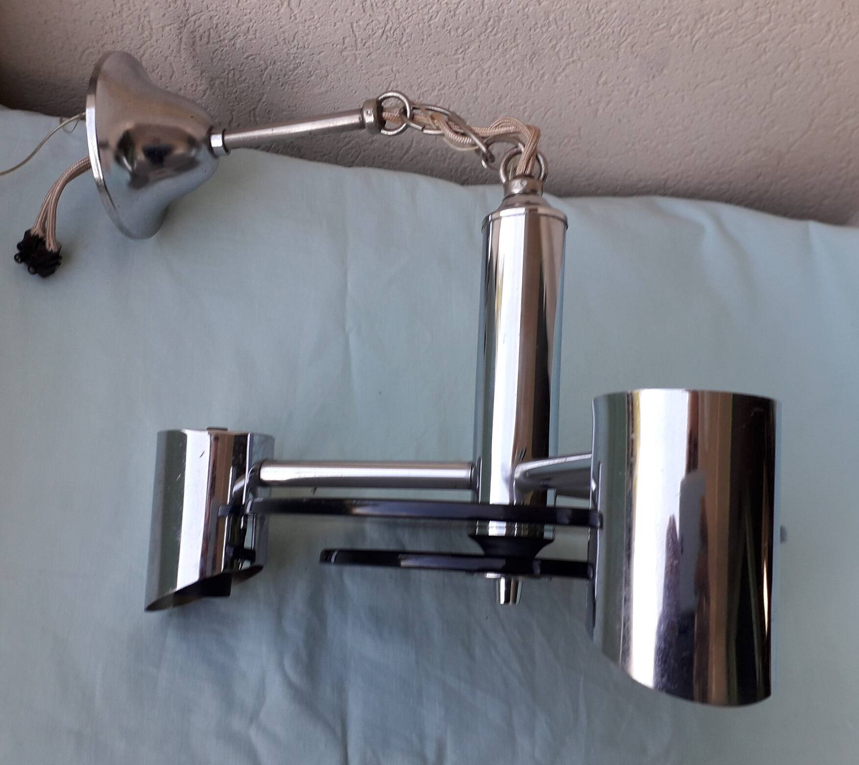 Suspension en verre et métal chromé