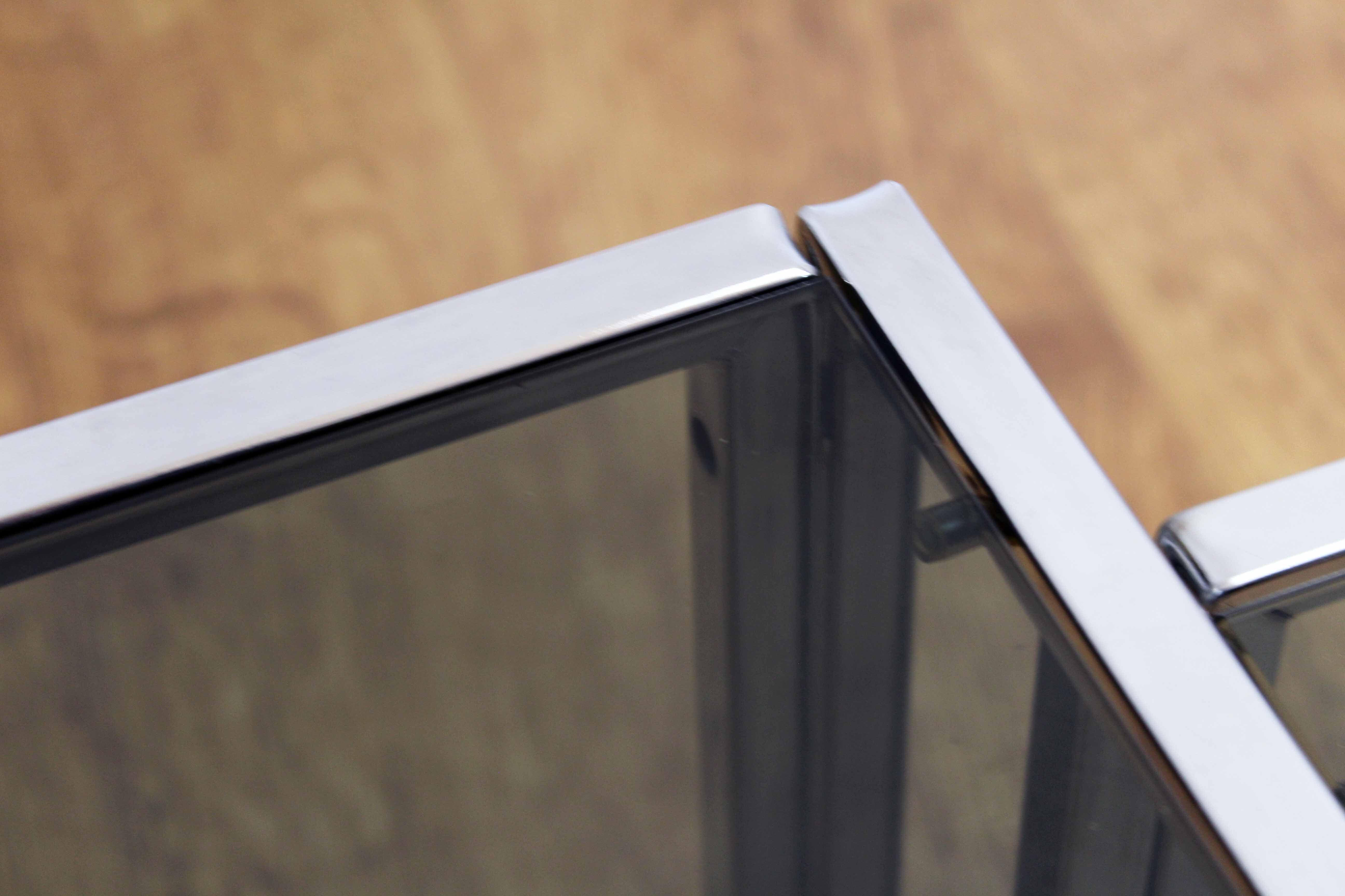 Pull-out tables in metal and glass