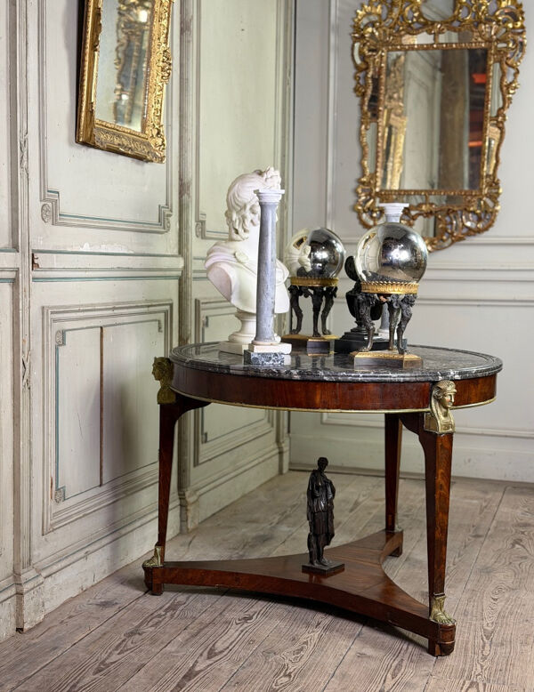 Table guéridon Empire en acajou et bronze, marbre gris Saint-Anne à gorge, vers 1800