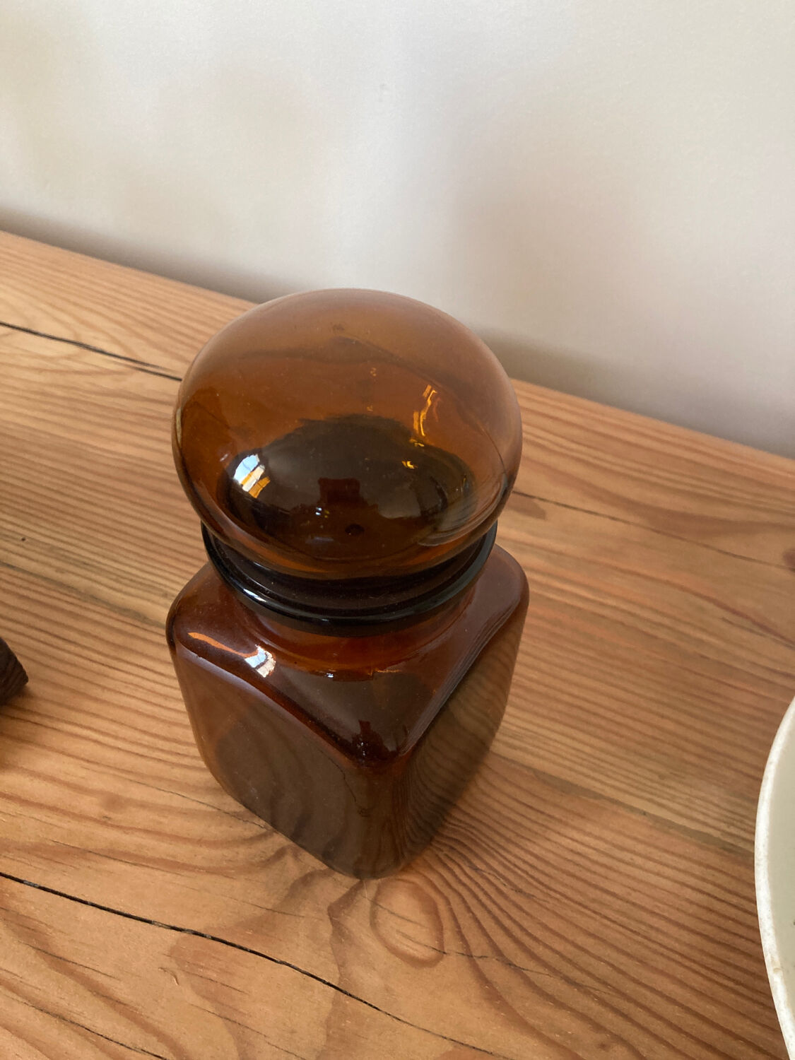 Old apothecary bottle in brown glass / jar