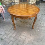 Round table, wood with integrated extension