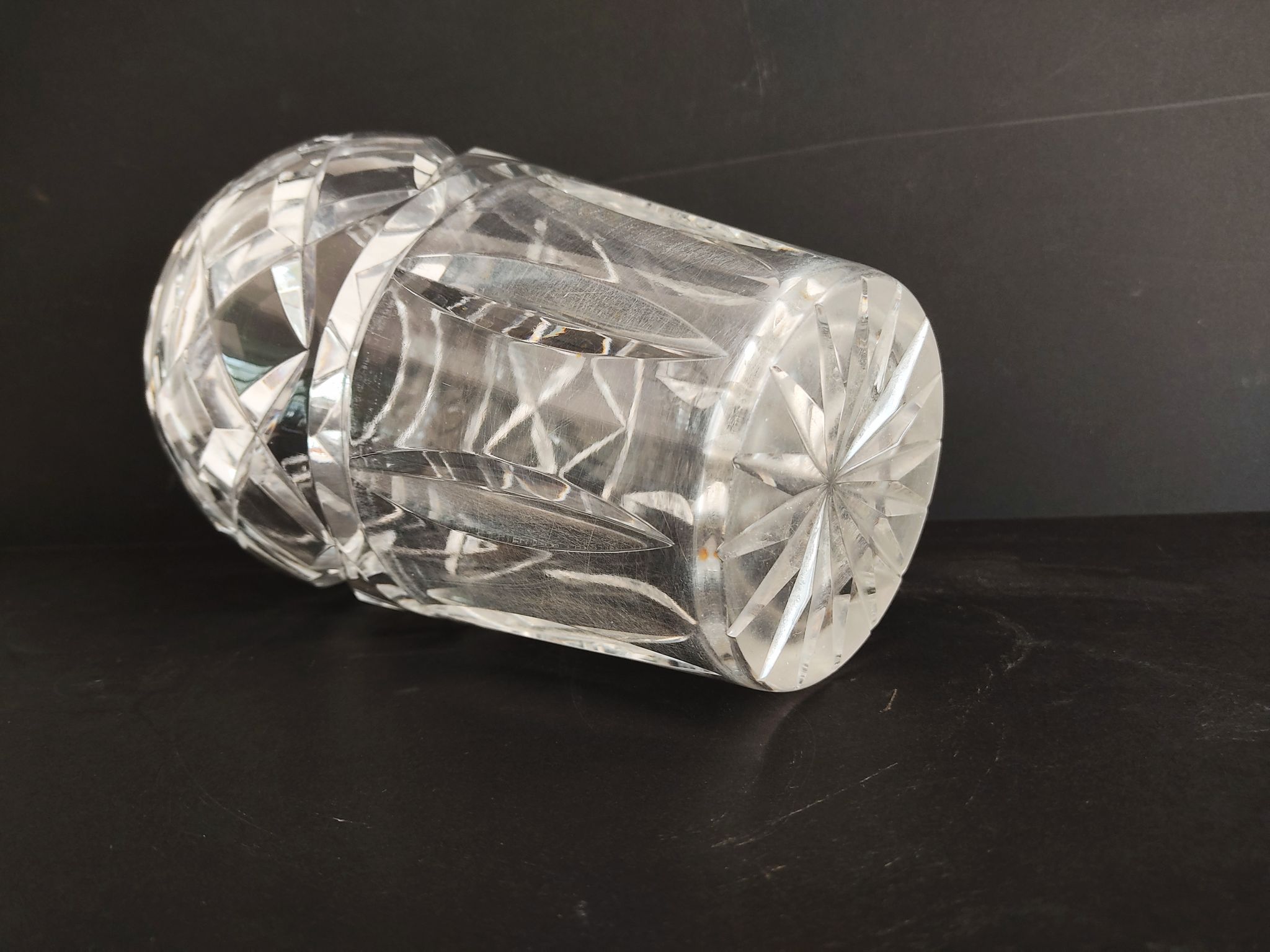 Ensemble de trois vases en cristal et en verre