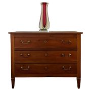 Commode en noyer français du XVIIIe siècle