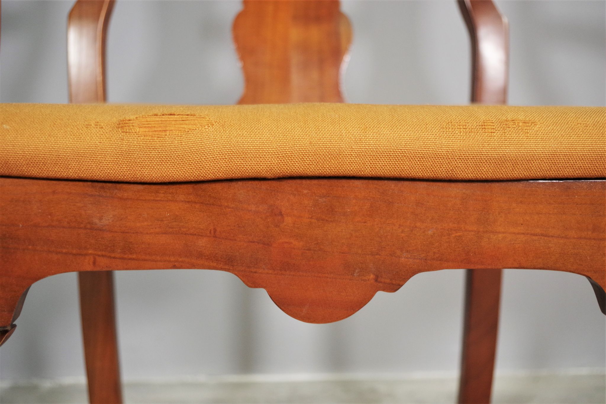Antique Queen Anne armchair in mahogany and leather