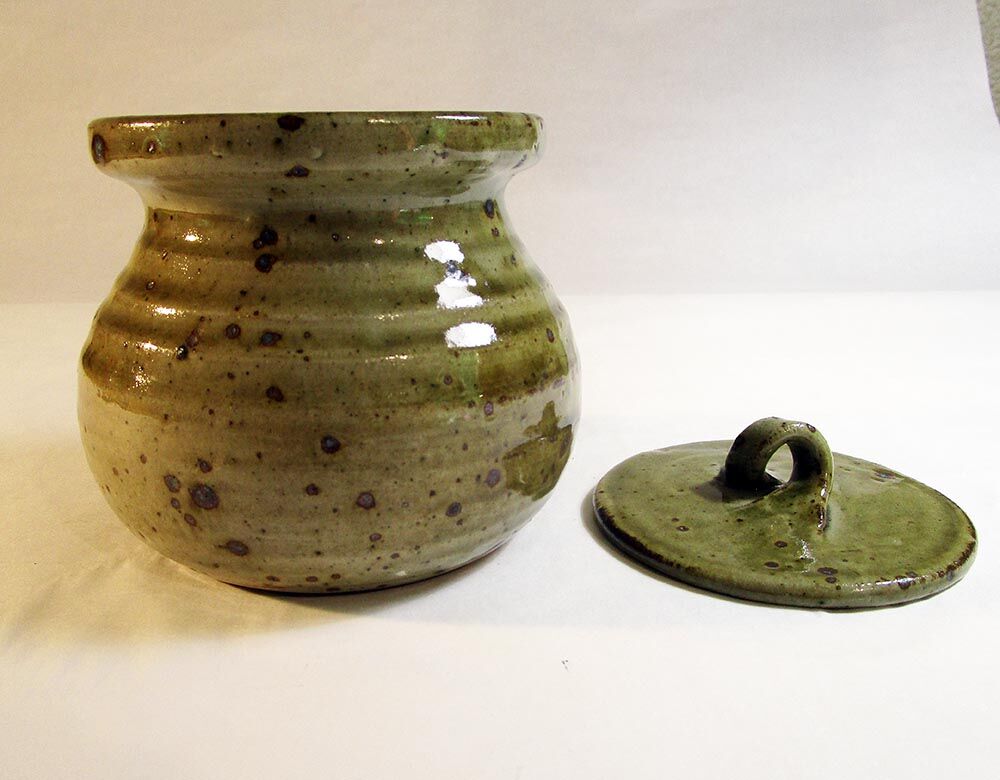 Speckled sandstone pot with lid