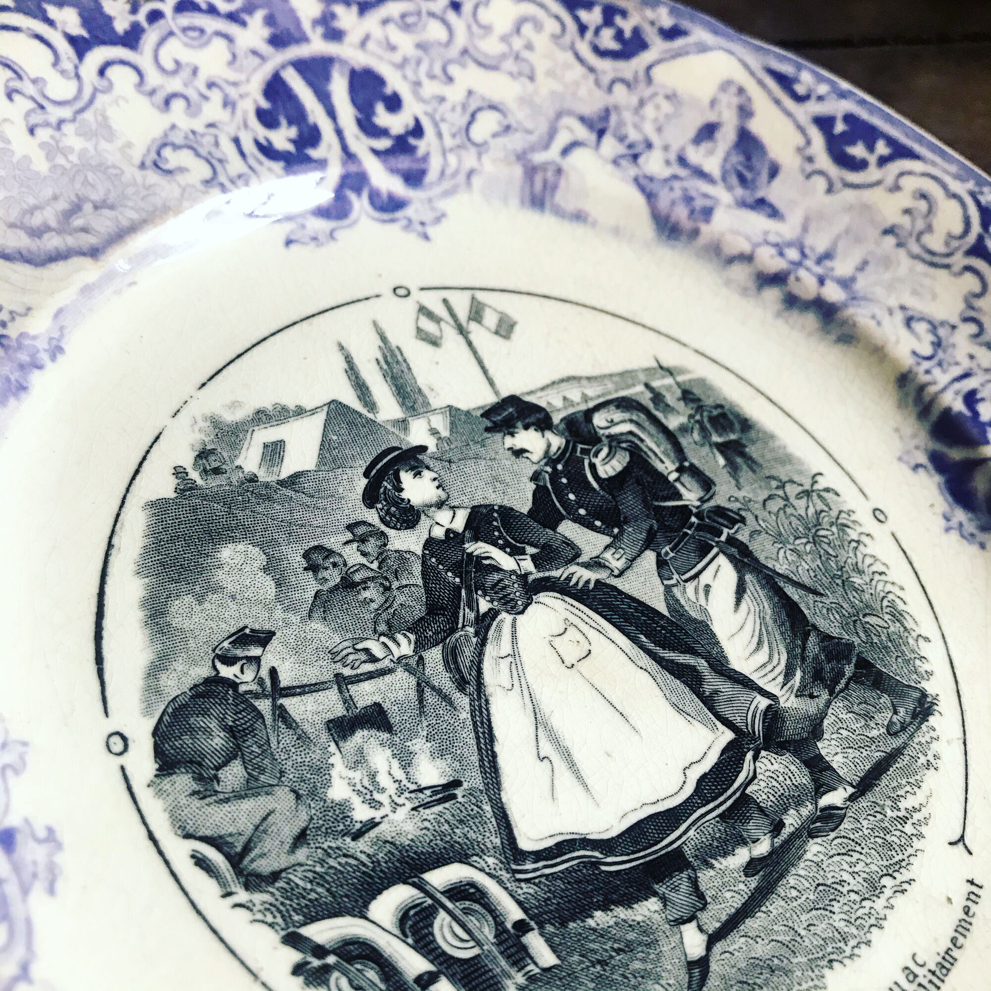 Old talking plate. Opaque from Sarreguemines. 19th century. Violet, black and white. Militaria. Love