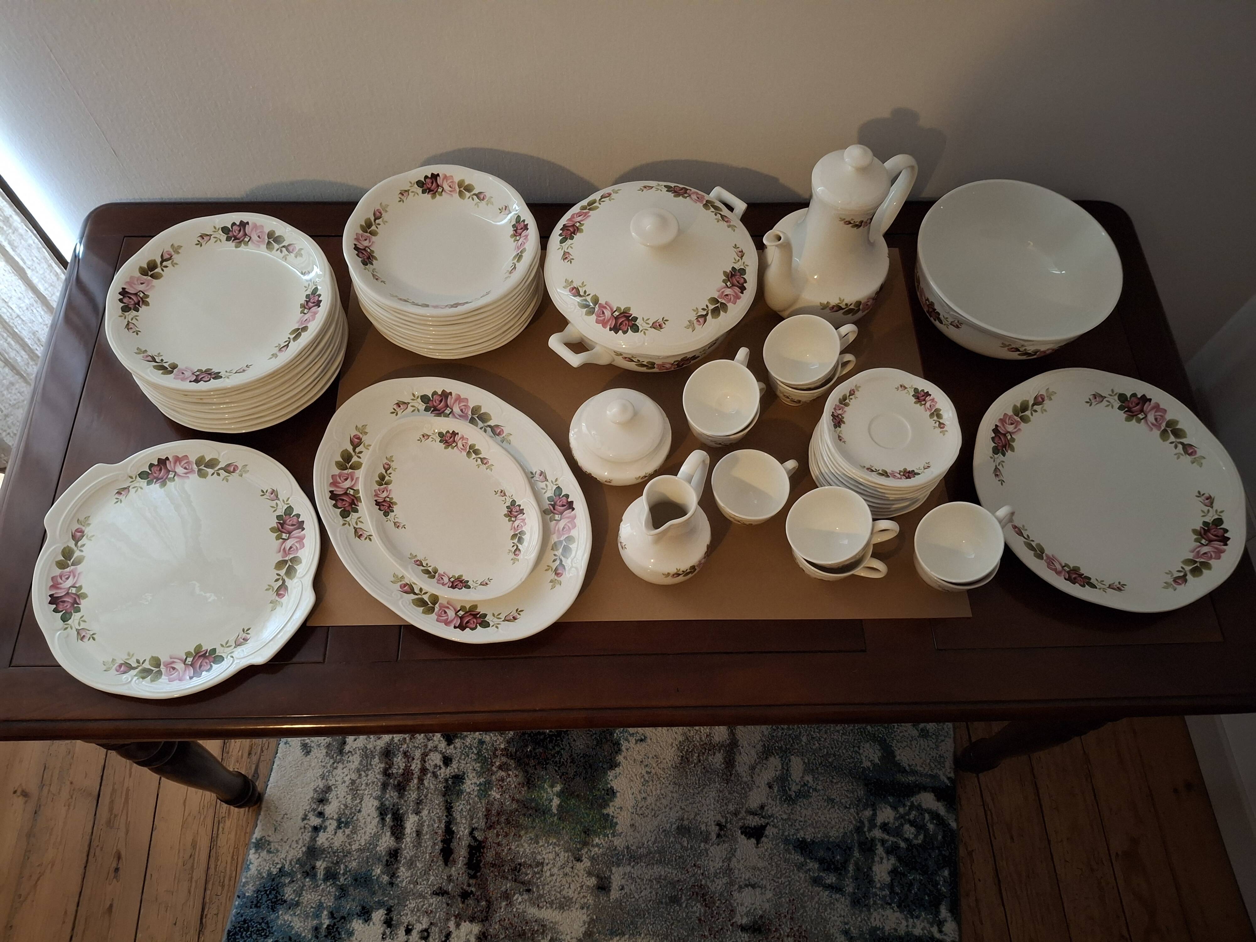 Vintage tableware service in Gien earthenware, "Champs" model with roses – An