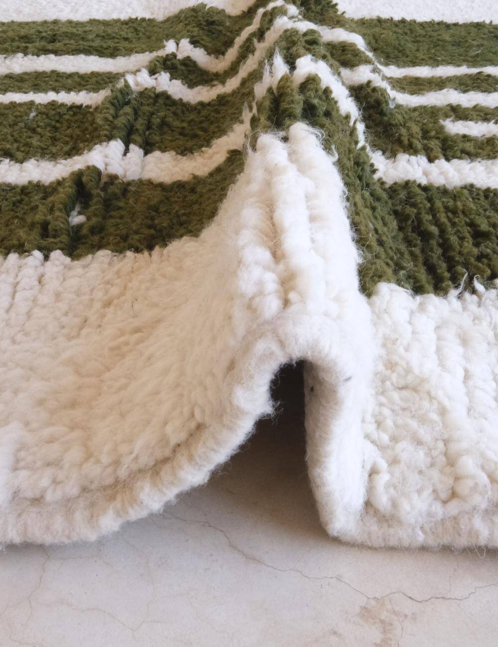 Tapis contemporain vert abstrait