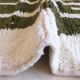 Tapis contemporain vert abstrait