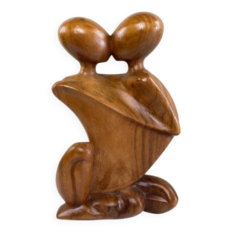 Sculpture of an embracing couple